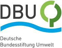 Logo mit Grafik und Text. Grafik: Ein mit zwei Teilen stilisierter Baum, in Hellgrün und Grün. Darunter eine stilisierte Welle in Blau. Text mehrzeilig, verteilt: DBU Deutsche Bundesstiftung Umwelt