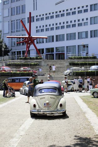 Foto Huerformat: Das TECHNOSEUM mit Vorplatz und Haupteingang und VW-Oldtimer im Vodergrund.