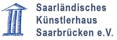 Logo mit Grafik und Text in Blau, mehrzeilig auf weißem Grund: Saarländisches Künstlerhaus Saarbrücken e. V.; links daneben ein Grafik von einem stilisiertem Haus bestehend aus Dach, getragen von drei Säulen, mit Fundament.