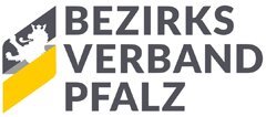Logo mit dreifarbiger Grafik und dreizeilgem Text in Schwarz. Logo Links: Eine diagonale Schleife in Schwarz und Gelb, die einen weißen grafischen Löwen mit Krone umhüllt. Text rechts neben der Grafik: BEZIRKS-VERBAND-PFALZ.